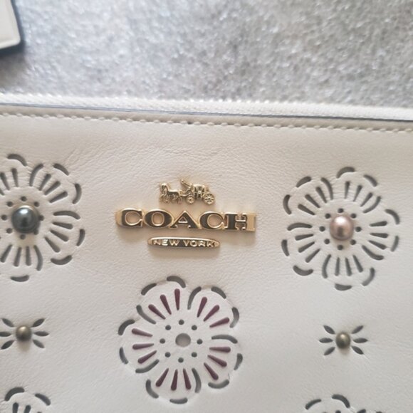 Coach White Leather Wristlet with Cut Out Tea Rose - Picture 4 of 12